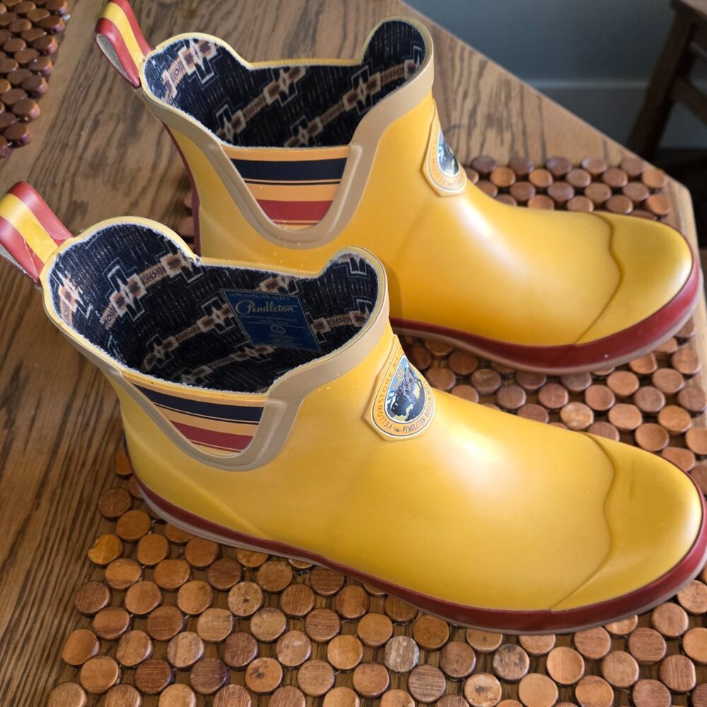 Pendleton Rainboots - think Donald-duck's superhero cape for your feet! Size 10 - Picture 2 of 7